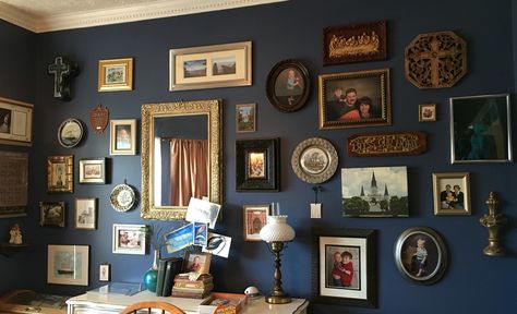 Picture Frames On Dark Blue Wall, Gallery Wall On Dark Blue Wall, Navy Blue Gallery Wall, Dark Blue Gallery Wall, Navy Gold Dining Room, Blue Family Room Walls, Moody Blue Dining Room, Wall Color With White Trim, Navy Wall Color