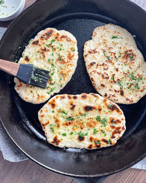 Peshwari Naan Recipe, Yoghurt Flatbread, Garlic Flatbread Recipe, Garlic Flatbread, Plain Naan, Yoghurt Recipe, Recipes With Naan Bread, Pitta Bread, Garlic Naan