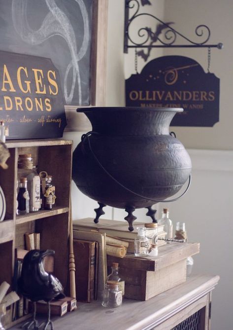 lovely vintage Halloween decor inspired by Harry Potter books with a wooden shelf, bottles and a bird, a witch's cauldron, some signs Harry Potter Halloween Decorations, Harry Potter Kitchen, Halloween Bedroom Decor, Crafts By Season, Halloween Bedroom, Halloween Decor Ideas, Harry Potter Halloween, Harry Potter Decor, Harry Potter Christmas