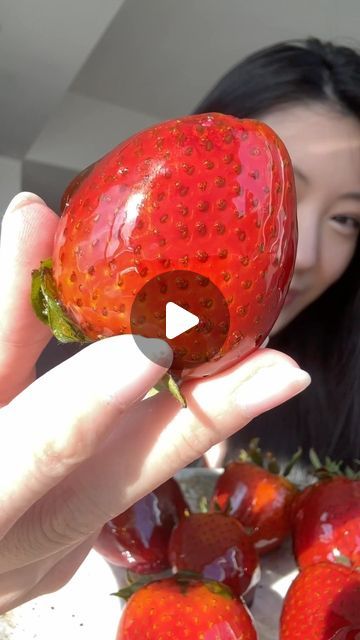 How To Make Tanghulu In The Microwave, How To Make Tanghulu, Microwave Tanghulu, Tanghulu Recipe, Candy Strawberries, Eating Strawberry, Strawberry With Chocolate, Fruit Creations, Fruit Ideas