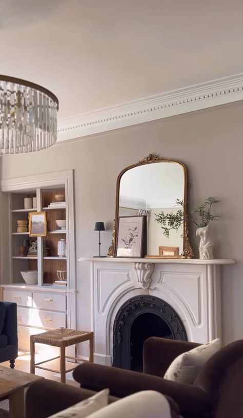 Small Fireplace Living Room, Anthro Mirror, Hawaii Apartment, Girls Apartment, Victorian Room, House Styling, Cute Living Room, Small Condo, Fireplace Mantle Decor