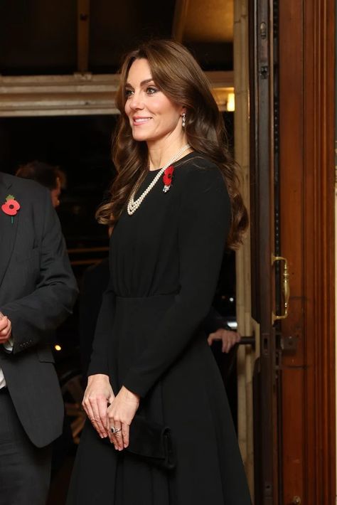 Moda Kate Middleton, Gorgeous Black Dress, Royal British Legion, Queen Kate, Estilo Real, Princess Kate Middleton, Kate Middleton Style, Duchess Catherine, William And Kate