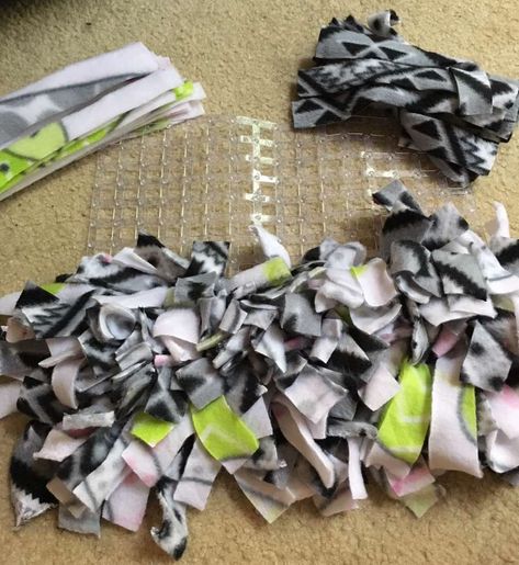 Dog Treat Mat Diy, Make A Snuffle Mat, Diy Snuffle Mat, Animal Rescue Fundraising, Homemade Dog Toys, New Puppy Checklist, Chat Diy, Puppy Checklist, Dogs Diy Projects