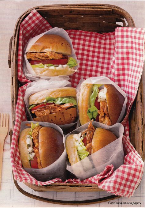 picnic Crab Sandwich, Decorações Com Comidas, Soft Shell Crab, Pic Nic, Picnic Food, Chapati, Picnic Foods, Soft Shell, Food Packaging