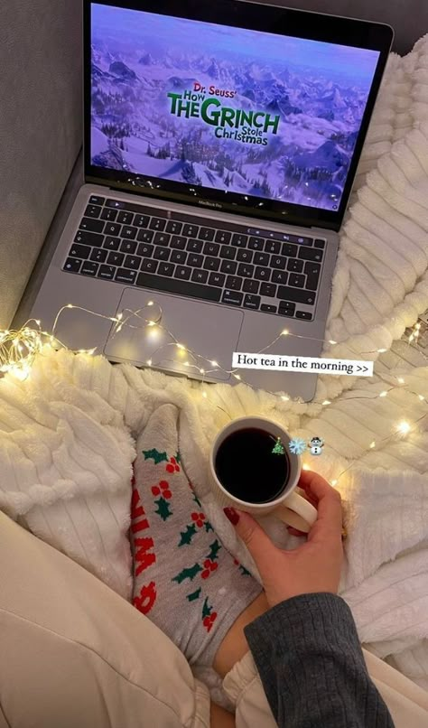 The Grinch Aesthetic, Watching Christmas Movies Aesthetic, Grinch Aesthetic, Noel Aesthetic, Christmas Core, Christmas Sleepover, Watching Christmas Movies, The Grinch Movie, Christmas Movie Night