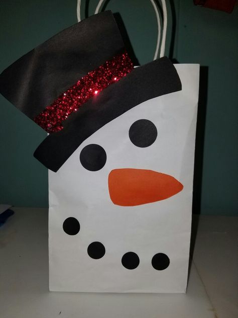 Easy snowman gift bag Ornament Sayings, Decorated Gift Bags, Christmas Gift Packaging, Circle Ornament, Snowman Gifts, Creative Gift Wrapping, Christmas Gift Bags, Wrapping Ideas, Christmas Crafts For Kids