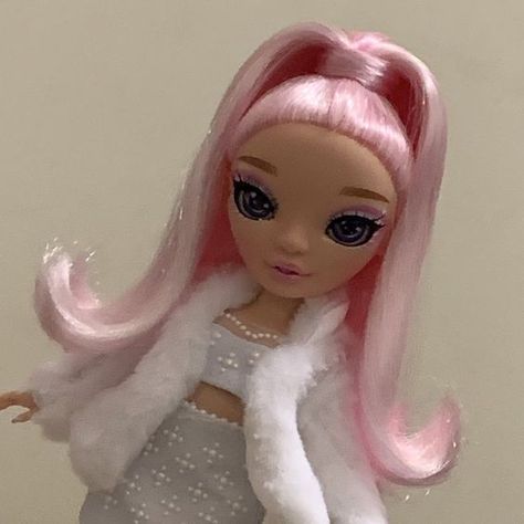 Don't buy that nothing is like in the photo🤦🏽‍♂️🤦🏽‍♂️ Very disappointed Rainbow High Hair Styles, Rainbow High Minnie Choi, Rainbow High Minnie, Shadow High Restyle, Rainbow High Dolls Restyle, Minnie Choi, Rainbow High Restyle, High Pics, Rainbow High Dolls