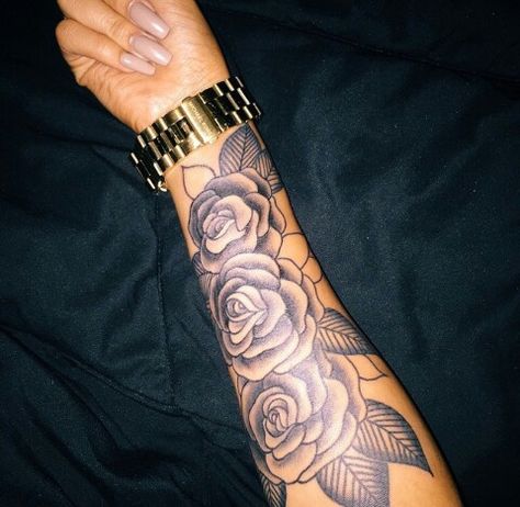 Three rose tattoo Three Roses Tattoo, Three Roses, Roses Tattoo, Geniale Tattoos, Stylist Tattoos, Wrist Tattoo, Dream Tattoos, Dope Tattoos, S Tattoo