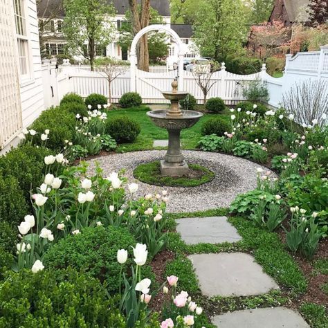 Formal Garden Design, Formal Garden, Side Garden, Formal Gardens, Garden Cottage, Garden Fountains, White Gardens, Small Garden Design, Side Yard