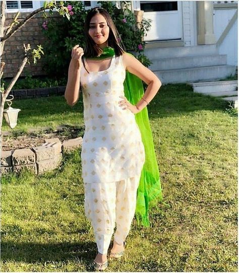 White Salwar Suit, Quotes In Punjabi, Ladies Suits Indian, Punjabi Dress Design, Punjabi Suits Party Wear, Patiala Suit Designs, Punjabi Fashion, Designer Punjabi Suits, Punjabi Outfits