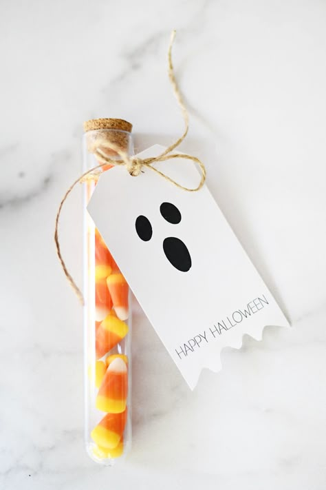 Halloween Party Favors For Kids, Diy Halloween Party Favors, Candy People, Diy Halloween Gifts, Printable Halloween Tags, Diy Halloween Party, Halloween Treat Tags, Cute Halloween Treats, Free Printable Halloween