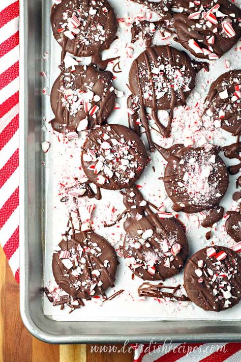 Quick No-Bake Peppermint Thins Recipe -- You only need three ingredients to make this quick and easy no-bake holiday treat! These crispy peppermint cookies are always a hit at Christmas time. #cookies #holidays #peppermint #christmas Holiday Desserts Halloween, Recipes Kids Can Make, Peppermint Dessert, Peppermint Recipes, Easy Holiday Treats, Butterfinger Candy, Peppermint Christmas, Easy Holiday Recipes, Peppermint Cookies