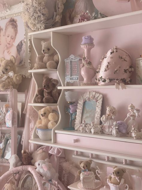 Coquette Dresser Decor, Coquette Bookshelf, Vintage Room Inspo, Cute Rooms, Pink House Interior, Sea Beast, Room Bookshelf, Girly Decor, Aesthetic Clean