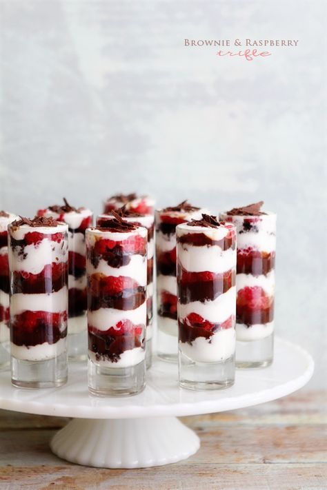 Naomi Robertson showed off these tasty Brownie and Raspberry Trifles on Delish Dish. See how she made them here: http://www.bhg.com/blogs/delish-dish/2013/02/08/individual-brownie-trifle/?socsrc=bhgpin021313raspberrytrifles Raspberry Trifle, Shot Glass Desserts, Brownie Trifle, Dessert Mini, Dessert Shooters, Valentine Desserts, Trifle Recipe, Valentines Day Desserts, Monkey Bread