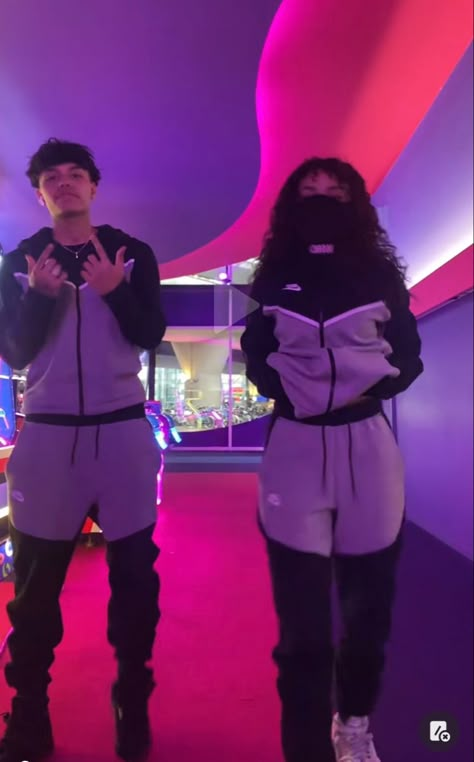 Couple Nike Tech Matching Outfits, Drip Outfit Couple, His And Hers Nike Outfits, Couples Nike Tech, Matching Tech Fleece Couples, Matching Essentials Tracksuit Couple, Twin Outfit Ideas Friends, Nike Matching Set Outfit Couple, Baggy Couple Outfits