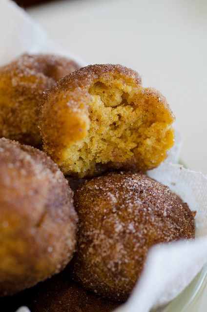 Baked Pumpkin Donut Holes by Seeded at the Table, via Flickr Pumpkin Poppers, Pumpkin Spice Donut Holes, Pumpkin Donut Holes, Pumpkin Donut, Pumpkin Spice Donut, Sugar Pumpkin, Donut Holes, Think Food, Köstliche Desserts