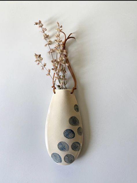 Hanging Flower Vase, Crafts 2024, Ceramic Wall Planters, Clay Recipe, Vase Minimalist, Clay Wall Hanging, God's Eye, Rustic Wall Hangings, Wall Hanging Designs