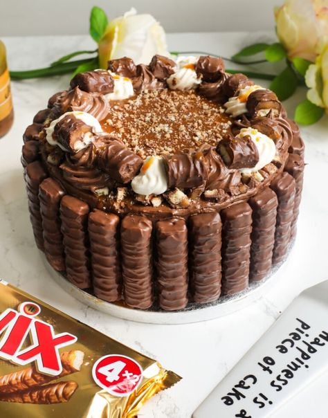 Easy Chocolate Twix Cake - Sims Home Kitchen Twix Cake Birthday, Twix Cupcakes, Twix Cake, Twix Chocolate, Fluffy Chocolate Cake, Snickers Cake, Chocolate Buttercream Recipe, Kitkat Cake, Candy Cakes