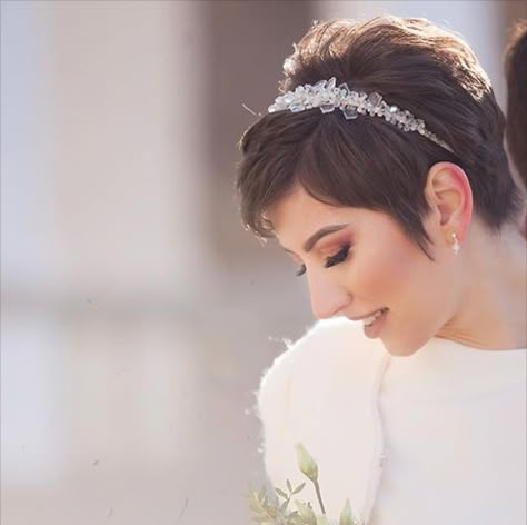 Pixie Haircut Bride, Pixie Haircut Wedding Brides, Pixie Wedding Hair With Veil, Bride Pixie Hair, Pixie Haircut Wedding, Pixie Cut Bride, Pixie Bride, Pixie Wedding Hair, Afro Wedding Hairstyles