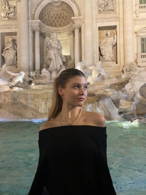 #trevi #trevifountain #Rome #italy #travel Italy Vacation Pictures, Trevi Fountain Poses, Rome Instagram Pictures Winter, Rome Italy Photo Ideas, Rome Pose Ideas, Italy Poses Ideas, Poses In Italy, Rome Poses, Fontana Di Trevi Photo Ideas