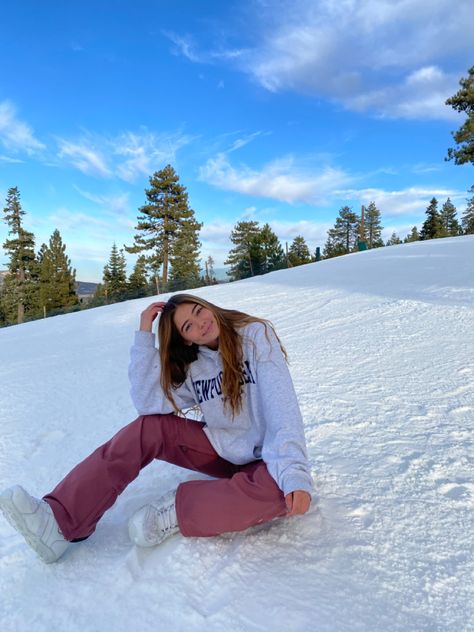 Manali Lookbook, Colorado Picture Ideas Winter, Cute Snow Pictures Instagram, Poses In Snow Photo Ideas, Manali Outfits Women, Snow Tubing Outfit For Women, Winter Photoshoot Ideas Indoor, Snow Poses For Instagram, Winter Pictures Instagram