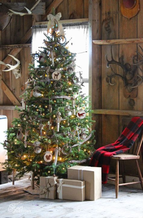 Rustic Christmas hunting lodge Lodge Christmas, Natal Country, Best Christmas Tree Decorations, Amazing Christmas Trees, Tree Themes, Large Christmas Tree, Cabin Christmas, Country Christmas Decorations, Christmas Tree Inspiration