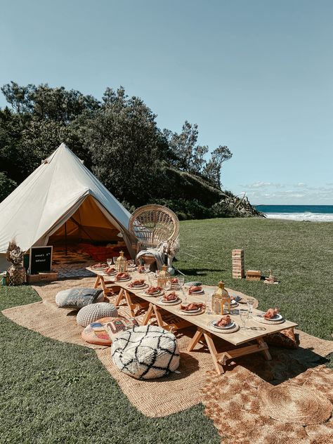 Bohemian Tent Ideas, Boho Beach Picnic, Pod Tents, Boho Camping, Tents Camping Glamping, Backyard Tent, Glamping Party, Santa Helena, Romantic Surprise