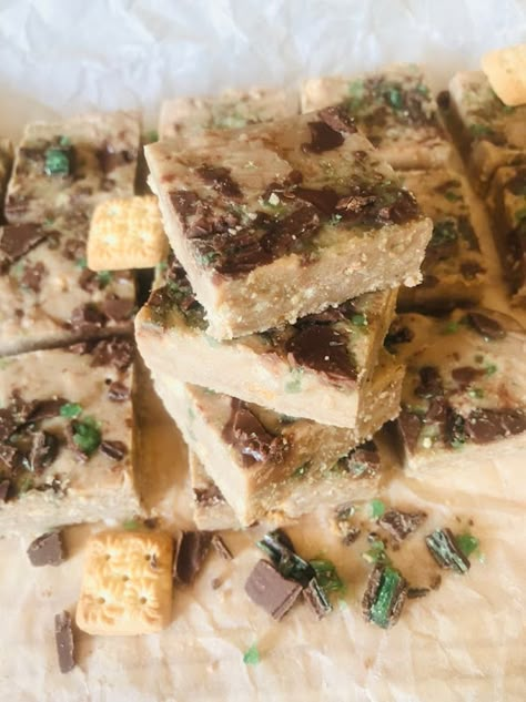 South African Fudge Recipe, Fudge Peppermint, Holiday Fudge Recipes, Peppermint Crisp Tart, Crisp Desserts, Peppermint Crisp, Peppermint Fudge, Chocolate Slabs, Slices Recipes