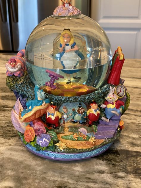 Beautiful Snow Globes, Disney Snow Globes, Disney Snowglobes, Disney Room Decor, Images D'art, Disney Souvenirs, I Love Snow, Disney Rooms, Disney Figurines