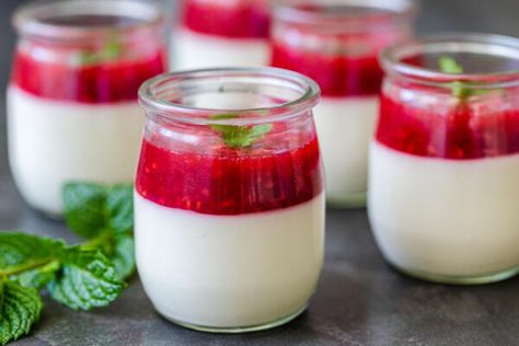 Easy Panna Cotta Recipe - Momsdish Easy Panna Cotta Recipe, Strawberry Jello Cake, Jello Flavors, Jelly Desserts, Panna Cotta Recipe, Jello Cake, Strawberry Jello, Clam Recipes, Jello Recipes