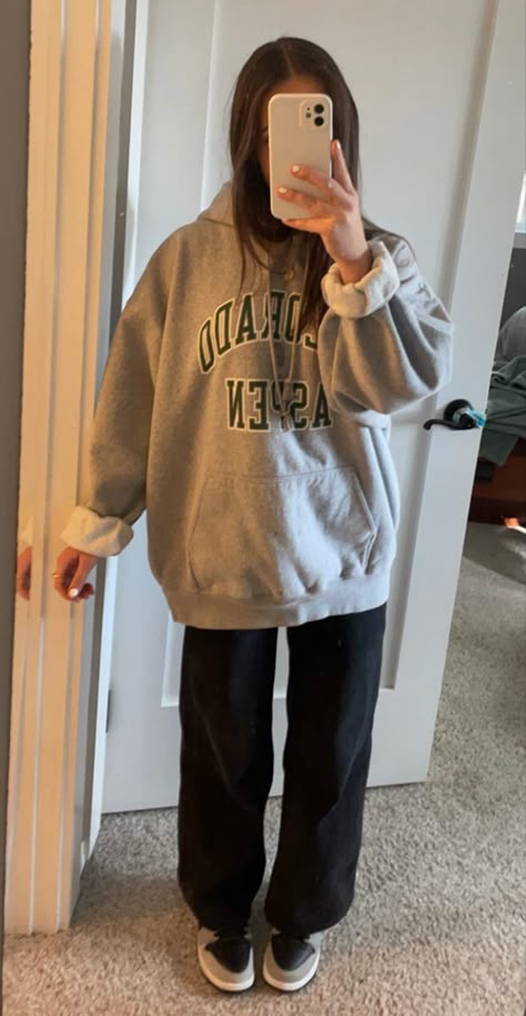 Boyfriends Hoodie Outfit, Boyfriend Hoodie Outfit, Comfy College Fits, Hoodie Fall Outfits, Bummy Fits, Cute Basic Fits, Grey Hoodie Outfit, Gray Hoodie Outfit, Winter Holiday Outfits