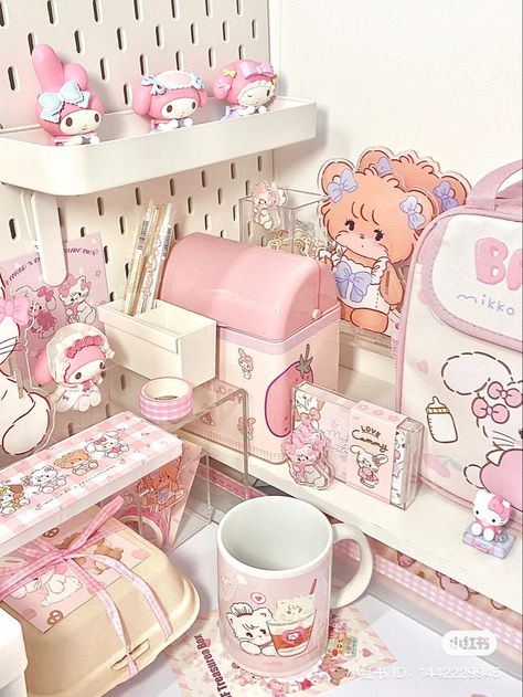 School Locker Decorations, Pastel Desk, Desk Aesthetic, Dream Desk, Locker Decorations, Aesthetic Room Ideas, Kawaii Room Decor, Desk Inspo, Desk Inspiration