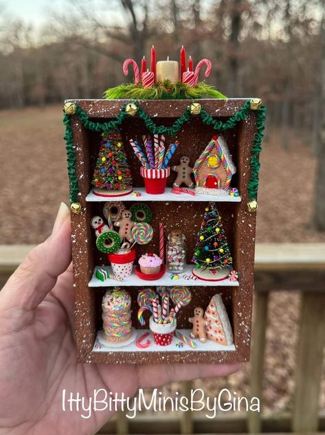 Christmas Diorama, Lights For Christmas, Christmas Shadow Boxes, Dollhouse Christmas, Diy Doll Miniatures, Mini Doll House, Doll House Crafts, Clay Diy Projects, Dollhouse Miniatures Diy