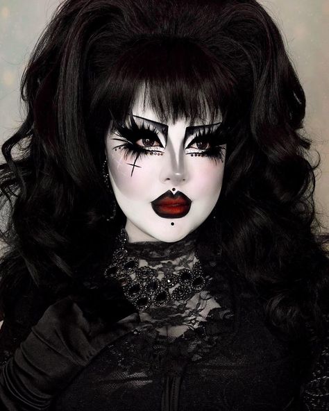 Happy World Goth Day 🦇🖤🥀 I kicked it off by seeing the queen of goth herself Siouxsie!! Swipe 2 see concert vids 🖤🖤🖤 #worldgothday #goth… | Instagram Goth Instagram, World Goth Day, Pageant Makeup, Drag Queen Makeup, Makeup Drawing, Drag Makeup, Queen Makeup, Edgy Makeup, Gothic Makeup