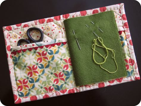 Needle Book - open by twinfibers, via Flickr (nice to have a place for sm. scissors) Pochette Diy, Baby Mobil, Sewing Case, Sewing Pillows, Small Sewing Projects, Needle Book, Sewing Book, Creation Couture, Sewing Needle