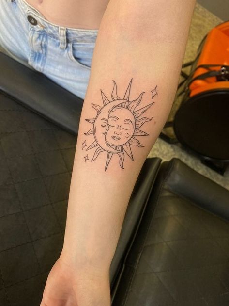 (2) WhatsApp Tattoo Sol E Lua, Hand Written Tattoos, Moon And Sun Tattoo, Different Drawing Styles, Sun And Moon Tattoo, Writing Tattoos, Cute Tiny Tattoos, Sun Tattoo, Moon Sun