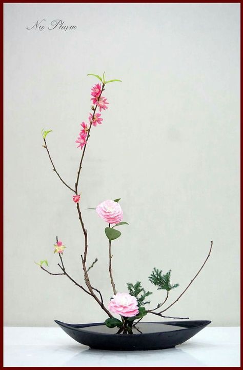 Ikebana Japanese, Art Floral Japonais, Japanese Floral Design, Japanese Flower Arrangement, Arreglos Ikebana, Ikebana Sogetsu, Contemporary Flower Arrangements, Sogetsu Ikebana, Ikebana Arrangements