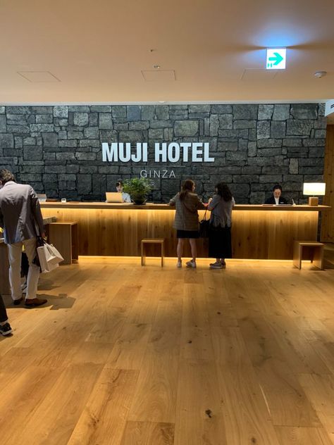 Muji Entrance, Muji Hotel Interior Design, Muji Store Design, Muji Bathroom, Japanese Hotel Lobby, Muji Hotel, Zen Minimalism, Muji Store, Collapsible Shelves