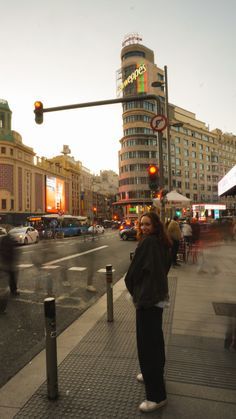 Big City Poses, Poses In Front Of Building, Pose In Front Of Building, Madrid Photoshoot Ideas, Big City Photoshoot, Madrid Photo Ideas Instagram, Madrid Pictures Ideas, Madrid Instagram Pictures, Photoshoot In City