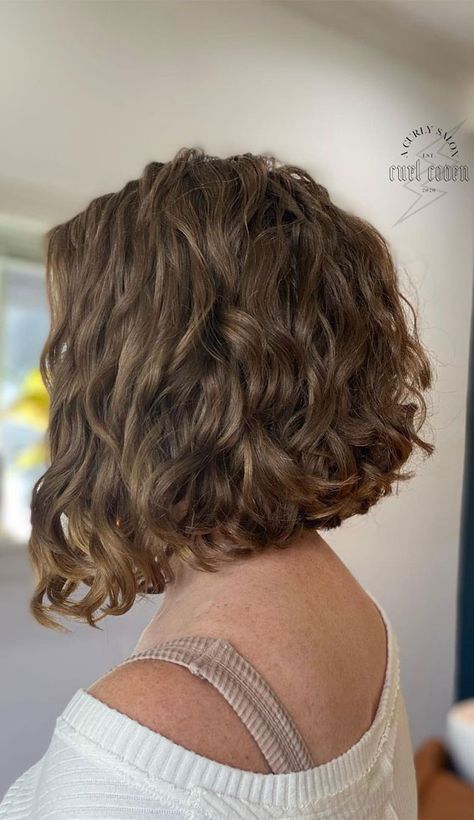 Inverted Bob Curly, Loose Curl Bob, Bob 2024, Curled Bob Hairstyle, Kręcony Bob, Curl Bob, Curly Bob Haircuts, Graduated Bob Hairstyles, Crown Hairstyle