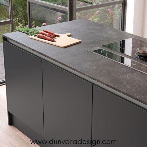 Its strikingly simple design coupled with its super smooth finish makes Zola Soft-Matte the perfect choice for those wishing to achieve that high end designer look. The integrated linear pull handle gives an on-trend minimalist look. Silestone Lagoon, Matt Kitchen, Flat Panel Doors, Grey Kitchen Designs, Handleless Kitchen, Big Kitchen, Kitchens And Bedrooms, Kitchen Doors, Bespoke Kitchens