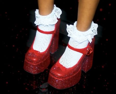 Valentines Heels, Pretty Shoes Sneakers, Cute Heels, Style Savvy, 60s Fashion, Fashion Fits, Crazy Shoes, Pretty Shoes, Red Shoes