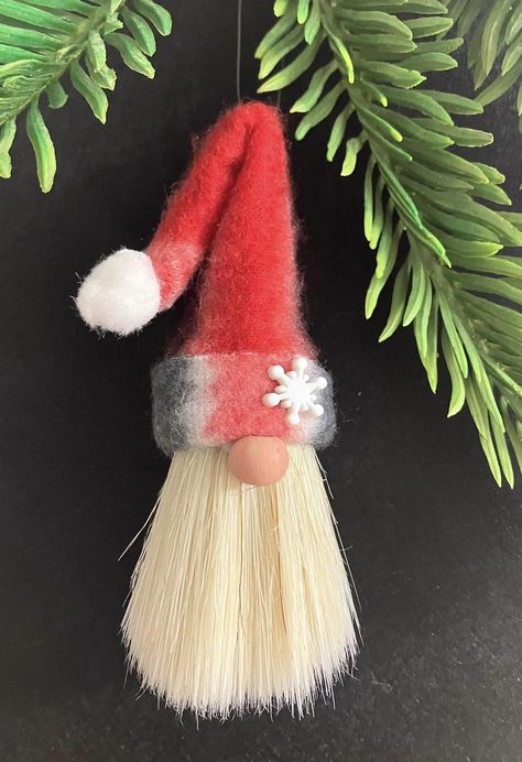 Diy Santa Ornaments, Easy Ornaments, Gnome Tutorial, Diy Santa, Shaving Brush, Gnomes Diy, Santa Ornaments, Gnomes Crafts, Snowman Crafts