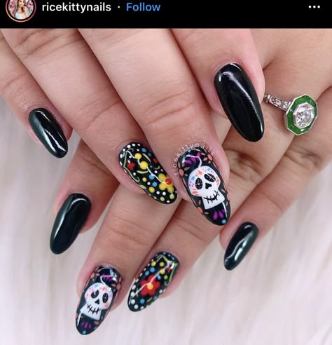 Day Of The Dead Nails, Dead Nails, Nailart Halloween, Sugar Skull Nails, Mexican Nails, Skull Nail Art, Holloween Nails, Cute Nail Colors, Skull Nails