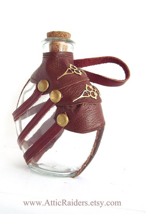 Leather Steampunk Flask Mode Steampunk, Steampunk Cosplay, Steampunk Diy, Steampunk Accessories, Steampunk Costume, Leather Projects, Dieselpunk, Steam Punk, Fantasy Clothing