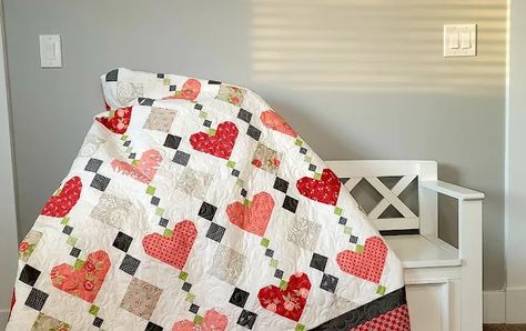 Fat Quarter Quilt Pattern, Heart Quilt Pattern, String Quilt, Quilt Modernen, Baby Quilt Pattern, Fat Quarter Quilt, Baby Quilt Patterns, Holiday Quilts, Easy Quilt Patterns