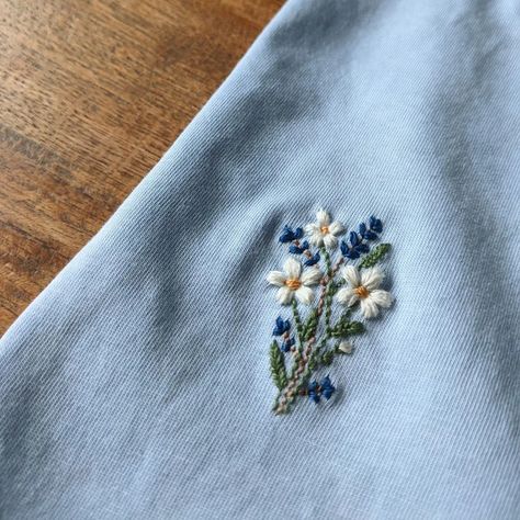 Kleiner Blumenstrauß auf T-Shirt gestickt Flower Shirt Embroidery, Embroidery Patterns Tshirt, Blue Shirt Embroidery, Etsy Embroidery, Modern Embroidery Kit, Embroidery Hoop Art Diy, Embroidery Tshirt, Hand Work Embroidery, Embroidery On Clothes