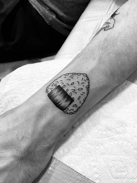 Onigiri Tattoo, Sushi Tattoo, Food Tattoos, Hot Tattoos, Matching Tattoo, Black Tattoos, Triangle Tattoo, Cool Tattoos, Tatting