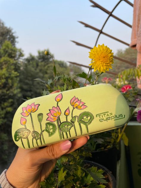 Hand painted Painting On Specs Case, Painting On Sunglasses, Glasses Case Painting, Painted Trunk Ideas, Hand Painted Items, Purse Painting Ideas, Cute Phone Cover Painting, Phone Back Cover Painting Ideas, Eyeglass Cases Upcycle