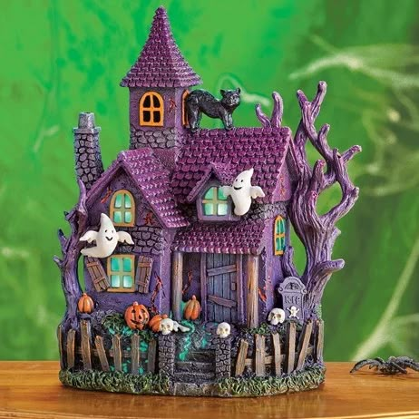 Diy Halloween Village, Michael Meyers Halloween, Haunted House Diy, Decorate For Halloween, Purple House, Creepy Houses, Haunted Dollhouse, Fairy House Diy, Halloween Miniatures